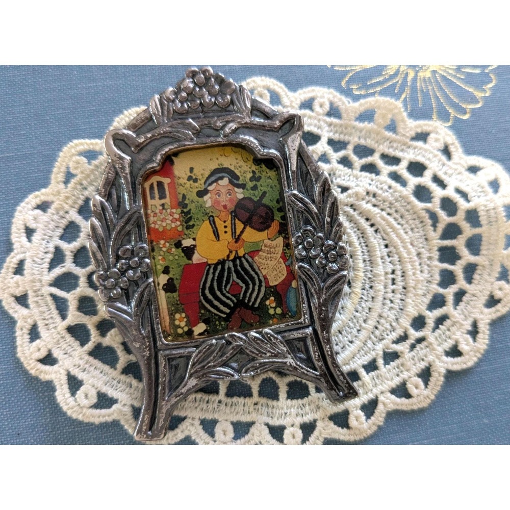 Vintage Picture Frame Brooch – Jenny Hellers Signed – Storybook‎ Scene Pin